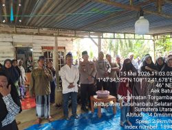 Kapolsek Torgamba Bersama Personel Melayat dan Berikan Trauma Healing kepada Keluarga Korban Pengeroyokan di Aek Batu.