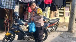 Bhabinkamtibmas Kelurahan Karang Berombak Aipda R. Ompusunggu berbagi Jumat Berkah