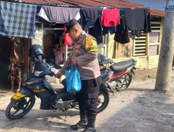 Bhabinkamtibmas Kelurahan Karang Berombak Aipda R. Ompusunggu berbagi Jumat Berkah