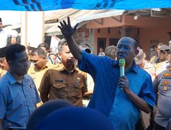 Bupati Syah Afandin Temui Massa Aksi Damai, Pastikan Jalan Air Hitam Segera Diaspal.