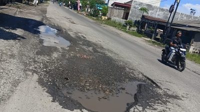 Jalan Lintas Banda Aceh–Sumut di Tandam Hulu II hingga Tandam Hilir Dipenuhi Debu, Warga Keluhkan Aktivitas Pengerukan Jalan.