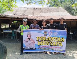 Polantas Menyapa Sopir Angkutan Barang di Kampung Rakyat, Satlantas Polres Labusel Ingatkan Pentingnya Keselamatan Berkendara.