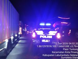 Respon Cepat Laporan Call Center 110, Kapolsek Torgamba Turun Langsung Atasi Kemacetan Akibat Antrean BBM di SPBU Asam Jawa.
