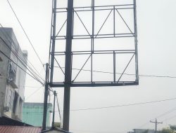 Papan Reklame Tak Bertuan Ancam Keselamatan Pengguna Jalan, Warga Desak Pemkab Batu Bara Bertindak.