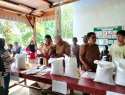 Camat Sinunukan dan Perangkat Kecamatan Dampingi Langsung Penyaluran Bantuan Ketahanan Pangan.
