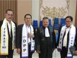 *Dwi Siswanto, Yulianto Kiswocahyono, Arifin, Mendampingi Eko Ponco Sumpah Advokat di Pengadilan Tinggi Surabaya, melalui FERADI WPI*.