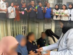 KEGIATAN PAGI WARGA BINAAN LANSIA RUTAN TANJUNG PURA BAGIKAN SUSU DAN VITAMIN SEKALIGUS GELAR SENAM PAGI DAN PENGECEKAN KESEHATAN.