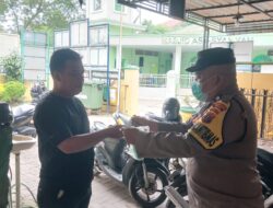 ​Tanggap Kualitas Udara Buruk, Bhabinkamtibmas Polsek Medan Barat Bagikan Masker Gratis ke Warga.